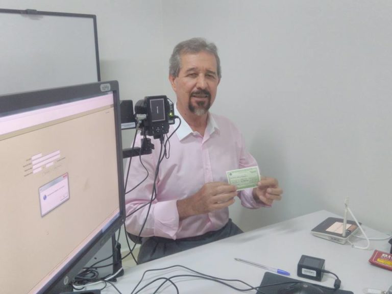 Prefeito Maurício é o primeiro a realizar o novo cadastro biométrico no Cartório Eleitoral