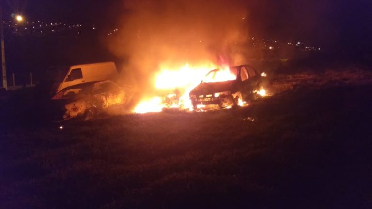 Pátio de veículos pega fogo em Ouro Fino