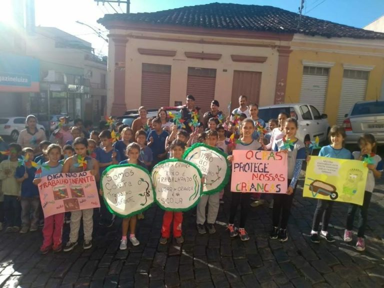 Crianças realizam manifestação contra o trabalho infantil