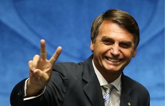 Apoiadores de Jair Bolsonaro realizam adesivaço em Ouro Fino