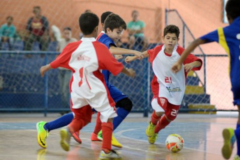 Prefeitura oferece aulas de futsal gratuitas