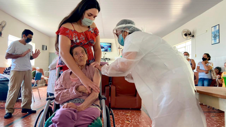 Idosos e funcionários do Asilo São Vicente de Paulo recebem a vacina contra a Covid-19