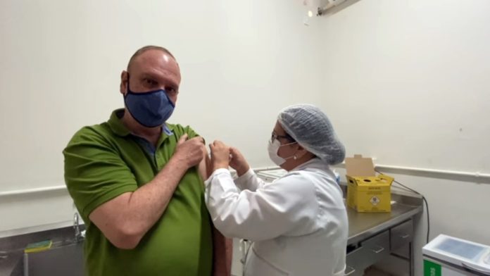 Henrique Wolf recebe primeira dose da vacina