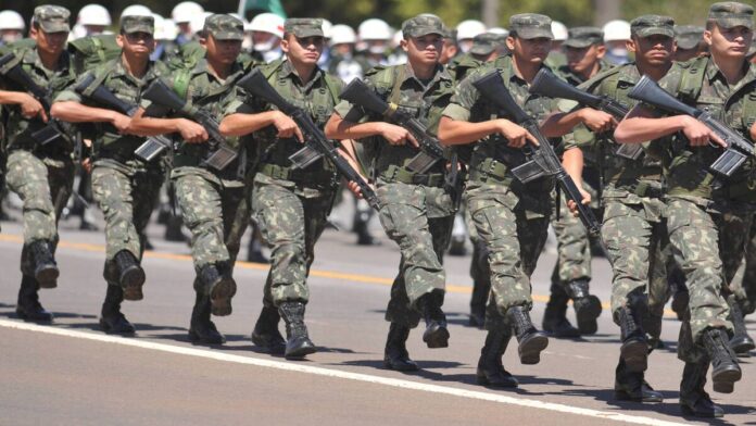 Grupo de militares marchando