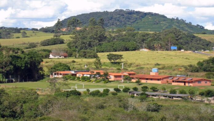 Escola Esperança e Vida, localizada na MG-290, KM 61 - Bairro São Pedro, Ouro Fino.