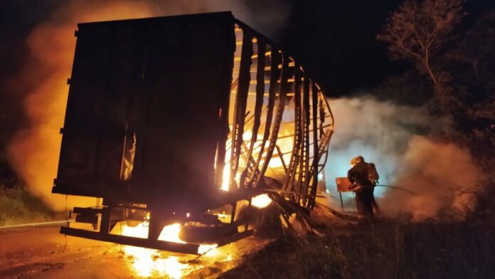 Caminhão de carga pega fogo entre Poços de Caldas e Caldas