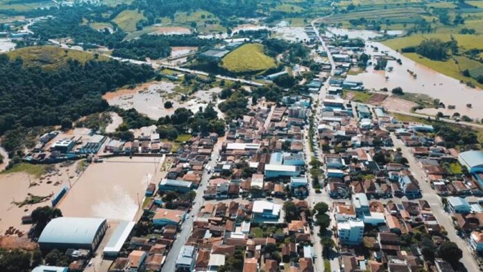 Rio Mogi Guaçu transborda e atinge mais de 200 casas em Inconfidentes.