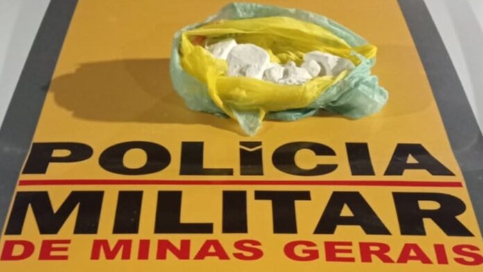 Polícia Militar prende dois homens com grande quantidade de drogas na MG-290