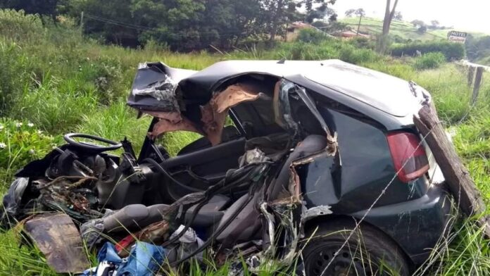 Homem morre após após acidente entre carro, moto e carreta na MG-290, em Jacutinga