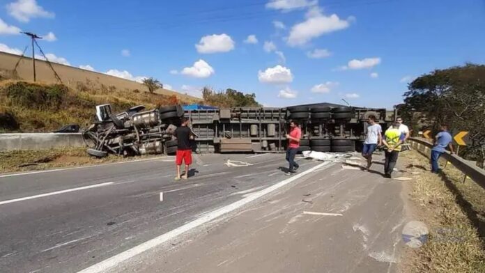 Caminhão tomba, causa engavetamento e interdita pista na Fernão Dias