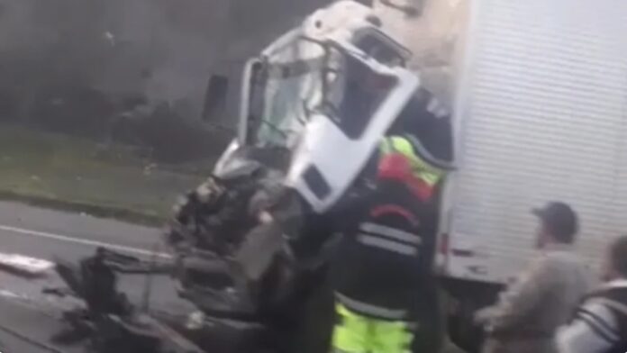 Acidente na Fernão Dias mata motorista de caminhão