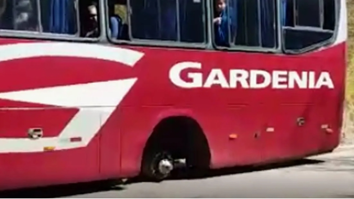 Ônibus da Expresso Gardênia perde roda em estrada do Sul de Minas